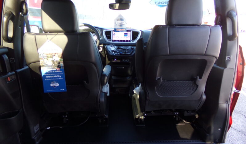 2025 Chrysler Voyager / BraunAbility Side-Entry Foldout E2 Power Ramp full